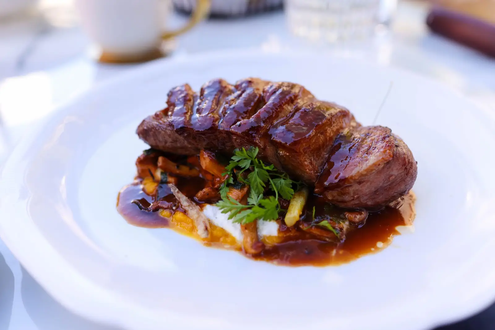 Feines Tischarrangement im Restaurant Salonzimmer